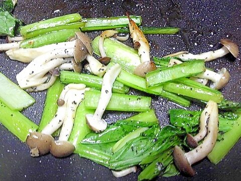 小松菜とぶなしめじの擦りゴマ炒め